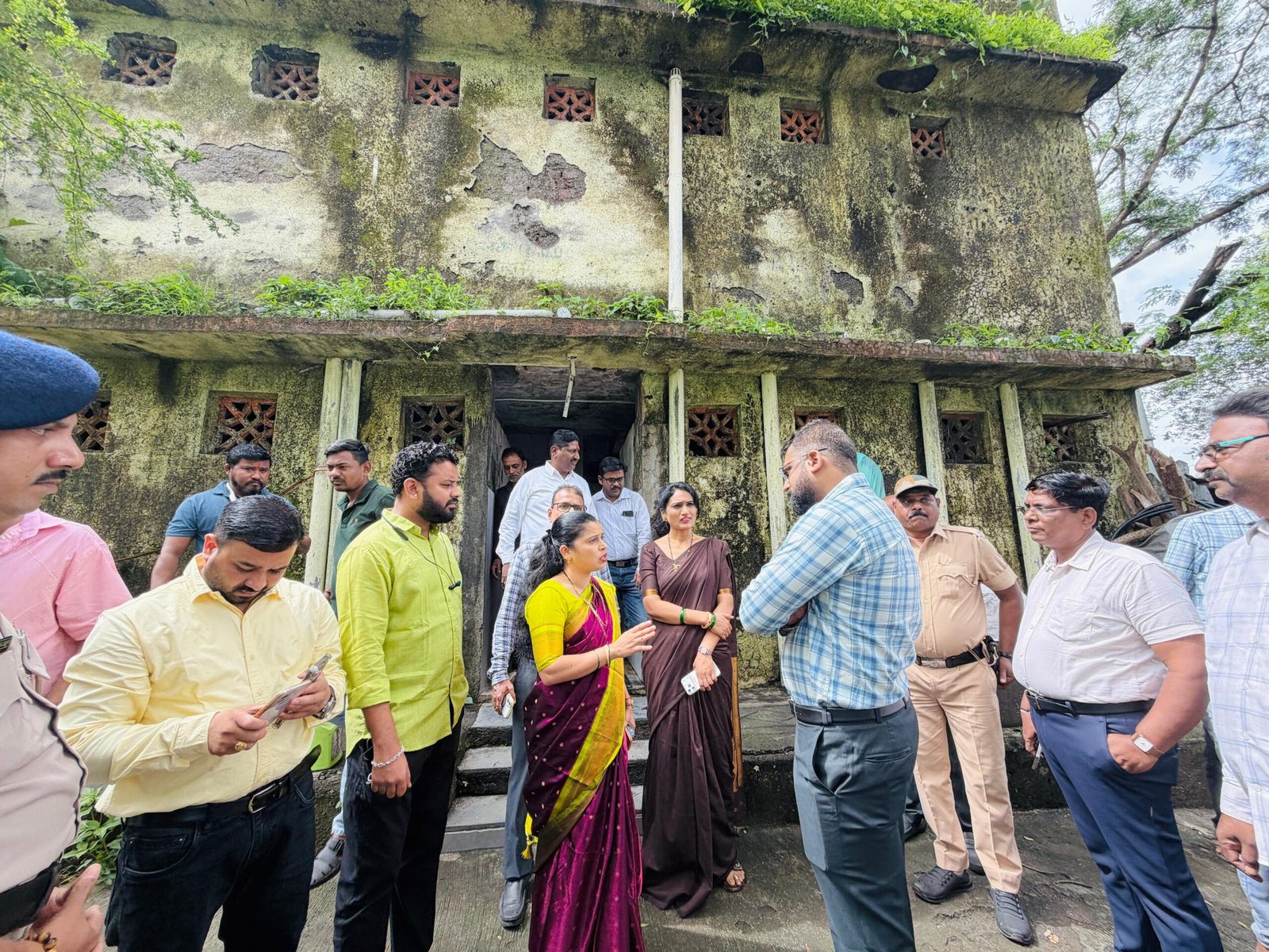 केडीएमसी महापौरांनी केली आधारवाडीतील आदिवासी वस्तीची पाहणी