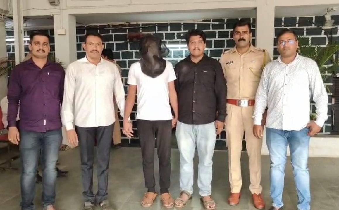 १० रुपयांचं प्लॅटफॉर्म तिकीट केलं '५१०'; कल्याण रेल्वे स्टेशनवरील भामटा जेरबंद!