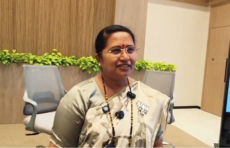 रुस्तमजी आणि तिसाई ग्रुपचा स्तुत्य उपक्रम; कर्तव्यदक्ष वाहतूक पोलिसांना रेनकोटचे वाटप