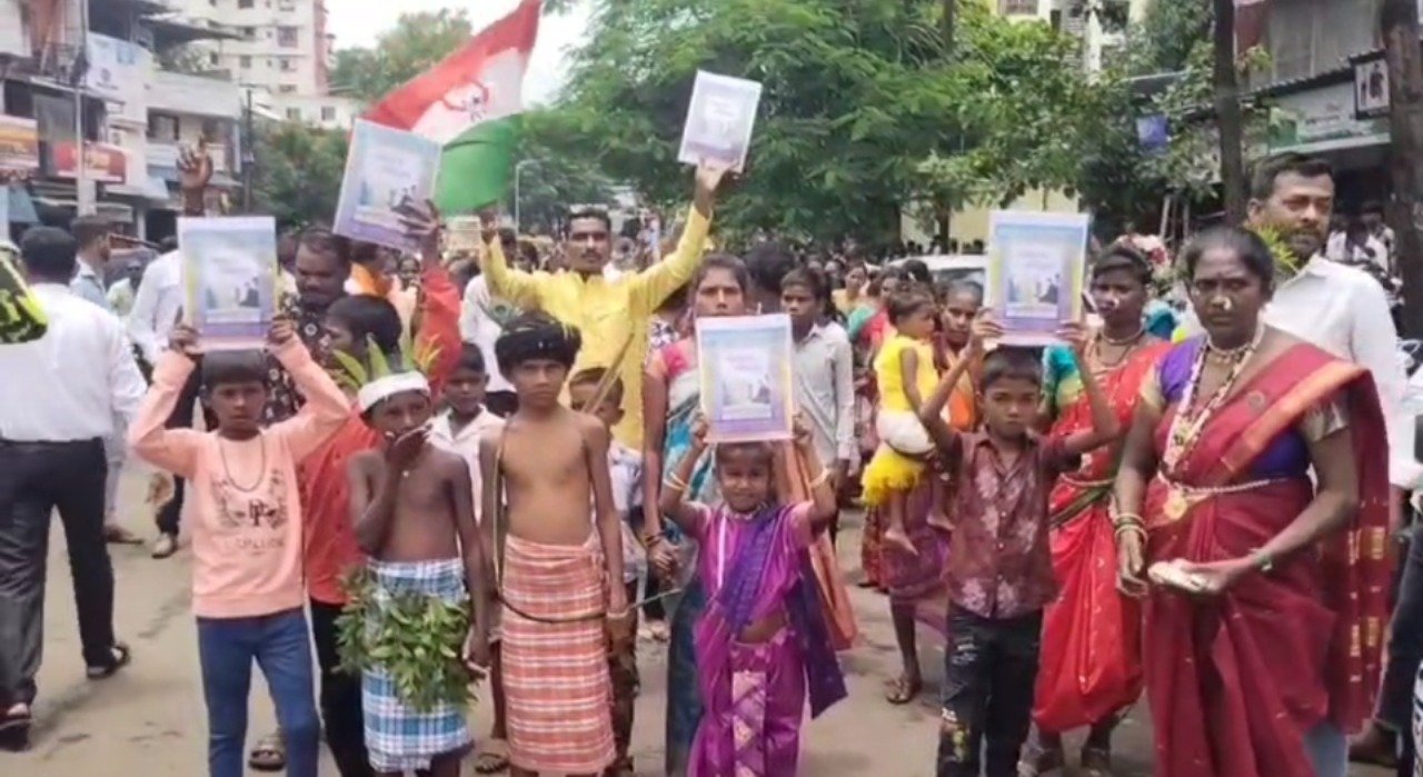 आदिवासी संस्कृतीच्या जल्लोषात टिटवाळ्यात भव्य मिरवणूक