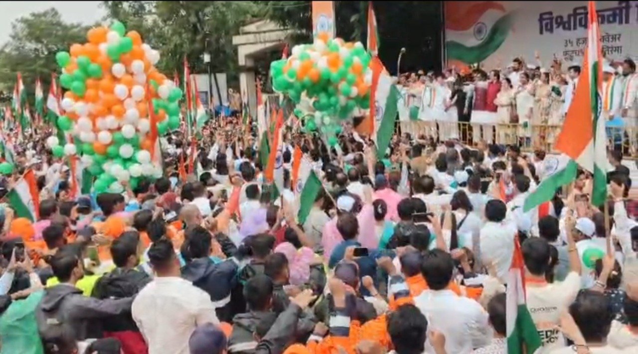 डोंबिवलीत इतिहास रचला; २५ हजार नागरिकांच्या साक्षीने ३५ हजार चौ. फुटांचा तिरंगा