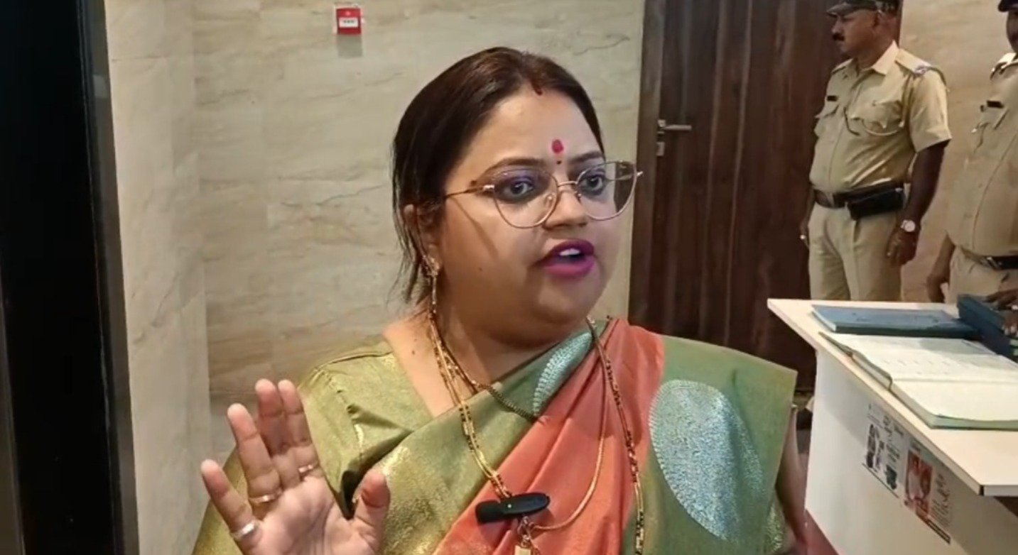 होर्डिंगच्या अहवालावरून महासभेत जुंपली; कांचन कुलकर्णी, दीपेश म्हात्रे आमनेसामने