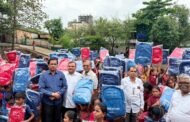 सावित्रीबाई फुले प्राथमिक शाळेतील विद्यार्थ्यांना शालेय दप्तरांचे वाटप