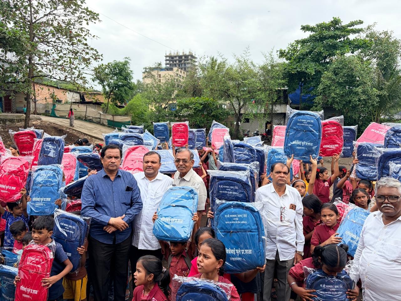 सावित्रीबाई फुले प्राथमिक शाळेतील विद्यार्थ्यांना शालेय दप्तरांचे वाटप