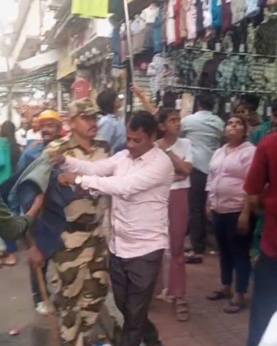 सणासुदीच्या गर्दीत फेरीवाल्यांवर कारवाई; दोन टेम्पो माल जप्त