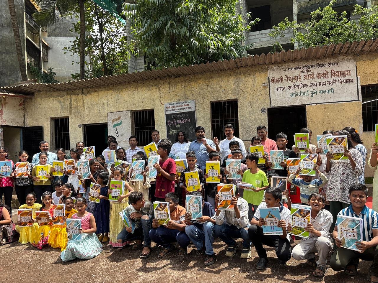 विद्यार्थ्यांना १ हजार वह्यांचे वाटप; रक्षाबंधनानिमित्त शिवसेनेचा सामाजिक उपक्रम