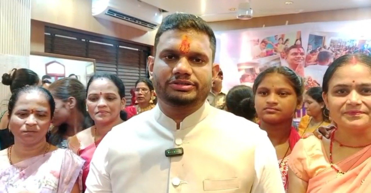 राखीच्या धाग्यातून जुळले स्नेहबंध; कुणाल पाटील यांना राखी बांधण्यासाठी बहिणींची उसळली गर्दी