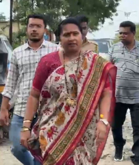 गणेशोत्सवापूर्वी मलंगगड रोड चकाचक; आमदार सुलभा गायकवाडांकडून डांबरीकरणाची पाहणी