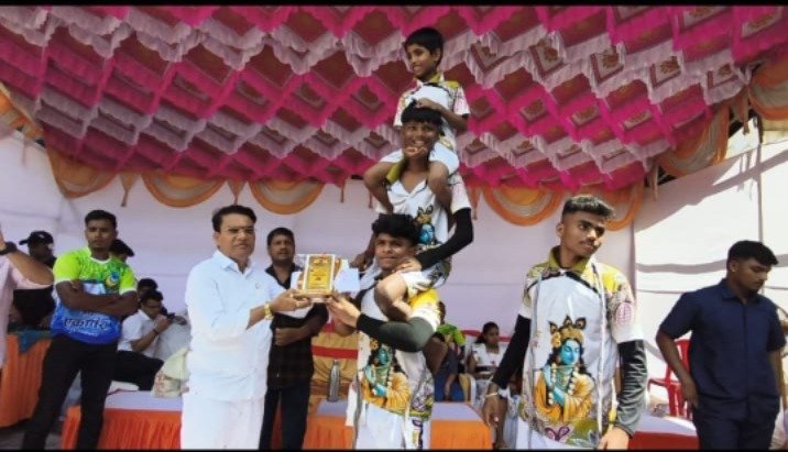 गोविंदा पथकांच्या थरांनी रंगला जे. पी. ग्रुपचा दहीहंडी उत्सव