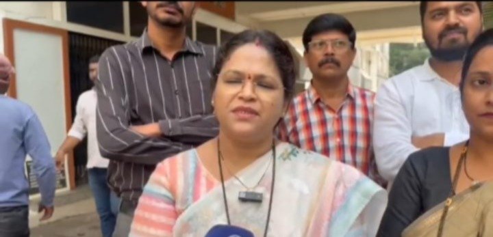 दोन दिवसांतच रस्ता पुन्हा खड्ड्यात; महिला नगरसेविकांचा अनोखा निषेध